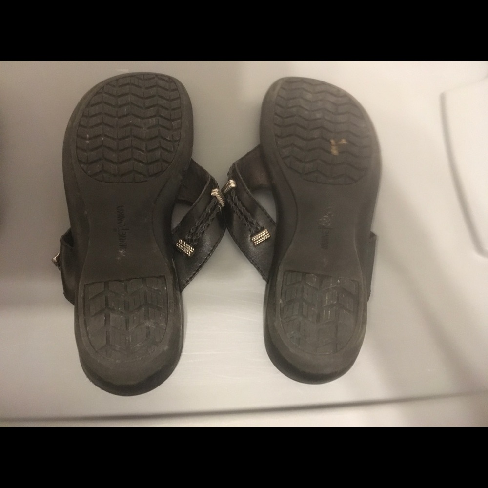 2 PR MINNETONKA SIZE 8 - Picture 7 of 8